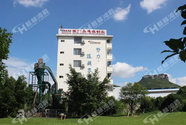 小型礦石磨粉機(jī)在哪里能買到？ 到桂林鴻程磨粉機(jī)生產(chǎn)基地