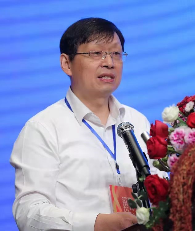 廣西大學(xué)校長助理、廣西碳酸鈣產(chǎn)業(yè)化工程院常務(wù)副院長、廣西碳酸鈣行業(yè)協(xié)會會長童張法圖片來源：廣西碳酸鈣產(chǎn)業(yè)化工程院